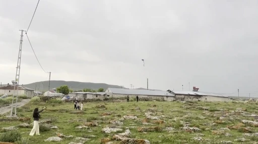Kars&rsquo;ta k&ouml;y &ccedil;ocuklarının u&ccedil;urtma sevinci
