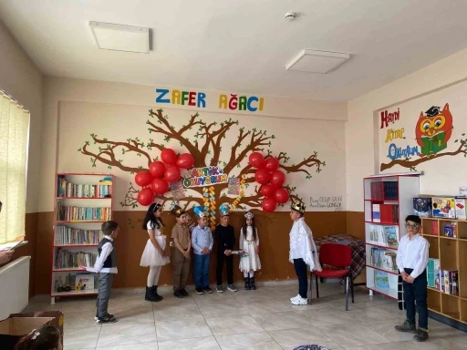 Kars&rsquo;ta k&ouml;y okulunda tiyatro coşkusu: &Ouml;ğrencilerden renkli g&ouml;steri

