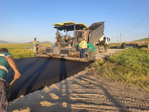 Kars&rsquo;ta k&ouml;y yollarında ulaşım hamlesi! BSK ve beton yol &ccedil;alışmaları aralıksız s&uuml;r&uuml;yor
