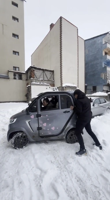 Kars&rsquo;ta k&uuml;&ccedil;&uuml;k otomobil kara saplandı: Vatandaşlar ite kaka kurtardı, o anlar viral oldu
