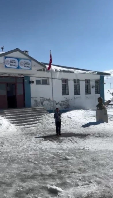 Kars&rsquo;ta k&uuml;&ccedil;&uuml;k y&uuml;rekten b&uuml;y&uuml;k gurur: 2. sınıf &ouml;ğrencisi İstiklal Marşı&rsquo;nın 10 kıtasını ezbere okudu, video viral oldu
