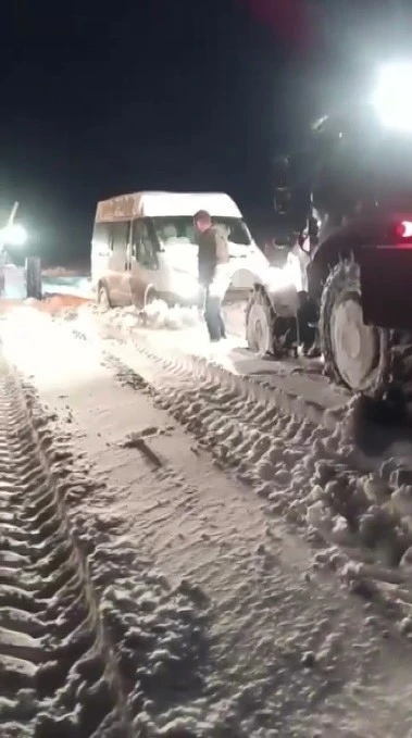 Kars&rsquo;ta minib&uuml;s kara saplandı, mahsur kalan vatandaşlar kurtarıldı
