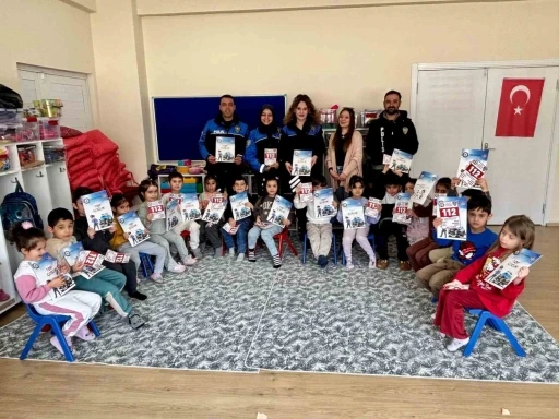 Kars&rsquo;ta minik &ouml;ğrencilere polislerden g&uuml;venlik eğitimi
