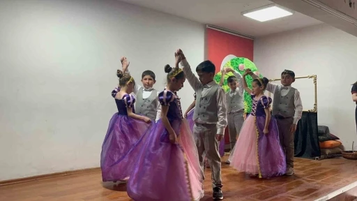 Kars&rsquo;ta miniklerden b&uuml;y&uuml;k performans: K&ouml;y ilkokulu &ouml;ğrencileri sahnede g&ouml;z doldurdu
