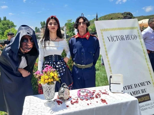 Kars’ta öğrenciler roman karakterlerini canlandırdı
