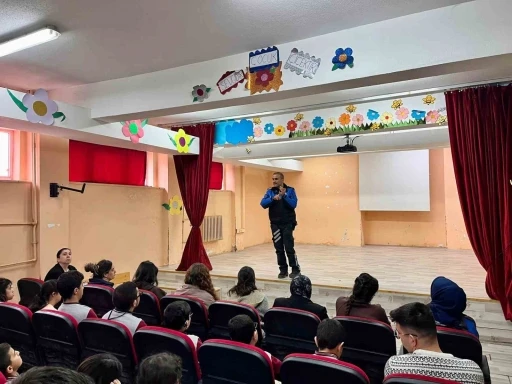 Kars&rsquo;ta &ouml;ğrencilere g&uuml;venlik eğitimi verildi
