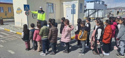 Kars’ta öğrencilere trafik eğitimi
