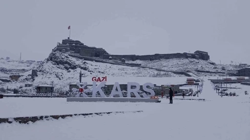 Kars&rsquo;ta okullar tatil edildi, u&ccedil;ak seferleri iptal!
