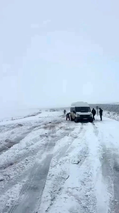 Kars’ta onlarca araç karda mahsur kaldı
