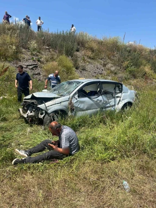 Kars&rsquo;ta otomobil şarampole devrildi: 2 yaralı
