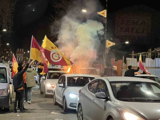 Kars&rsquo;ta sarı-kırmızı gece
