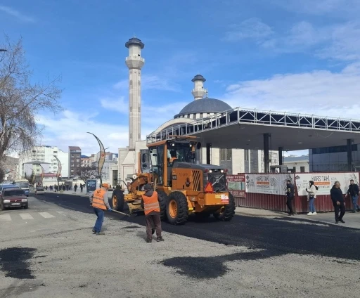 Kars&rsquo;ta şehir i&ccedil;i yollar yenileniyor: Caddelere karayolları eli değdi
