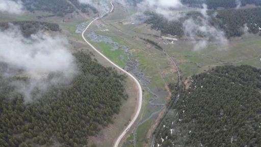 Kars&rsquo;ta şehitler diyarı sis denizine g&ouml;m&uuml;ld&uuml;: Kartpostallık manzaralar oluştu
