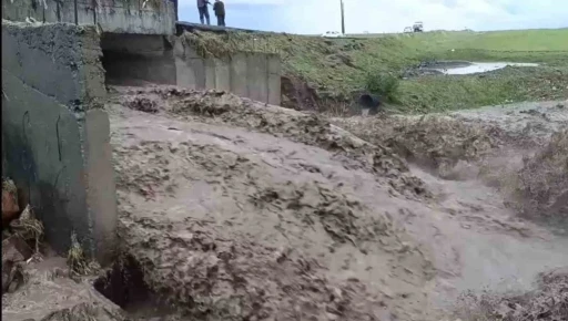 Kars’ta sel alarmı: Şiddetli yağış köy yolunu ulaşıma kapattı