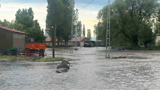 Kars&rsquo;ta selin ortasında mahsur kalan yaşlı &ccedil;ift kurtarıldı
