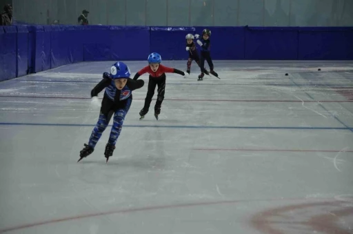 Kars’ta Short Track Türkiye birinciliği yarışları başladı
