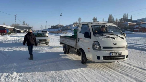 Kars&rsquo;ta soğuktan hareket halinde ara&ccedil;lar dondu
