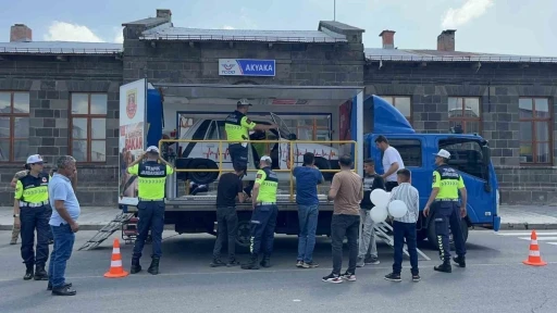 Kars&rsquo;ta takla sim&uuml;lasyonu ger&ccedil;eği aratmadı: Emniyet kemeri hayat kurtarır

