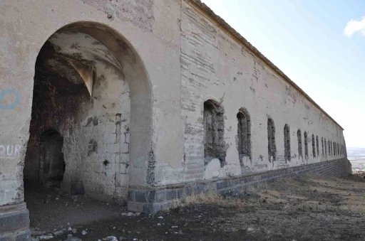 Kars’ta tarihi tabyalar yok oluyor
