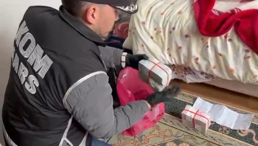 Kars&rsquo;ta tefecilik operasyonu: Yatağın altından poşet poşet para &ccedil;ıktı
