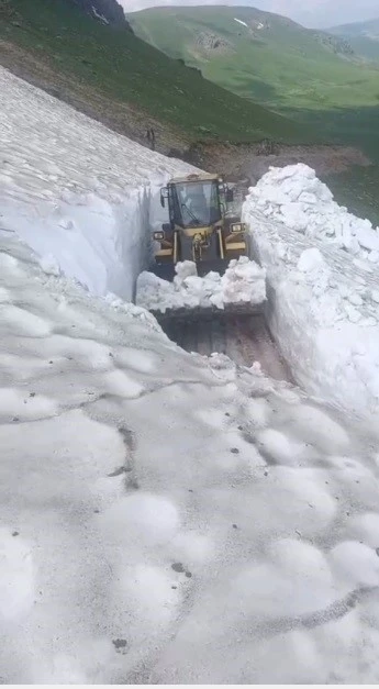 Kars&rsquo;ta temmuz ortasında 3 metre kar
