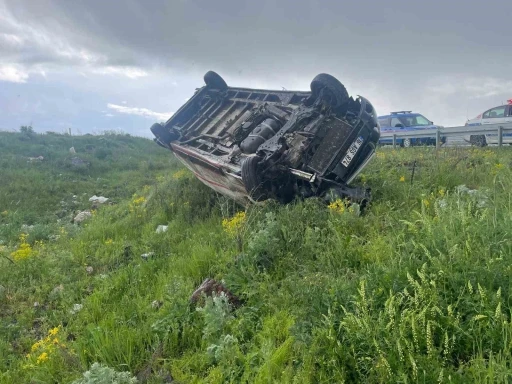 Kars&rsquo;ta ticari ara&ccedil; şarampole devrildi: 1 yaralı
