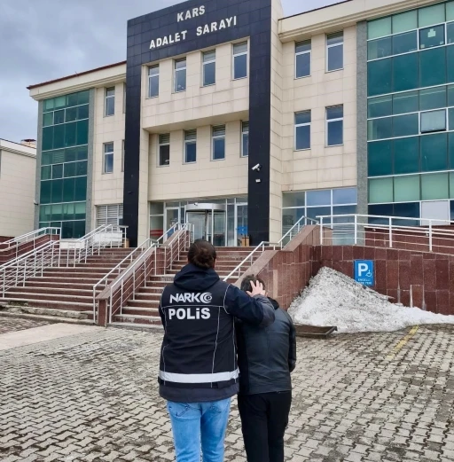Kars&rsquo;ta torbacılara operasyon: Uyuşturucu satıcısı tutuklandı
