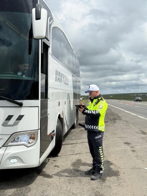 Kars&rsquo;ta trafik denetimleri s&uuml;r&uuml;yor
