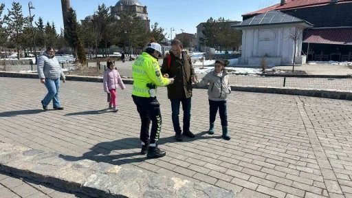 Kars&rsquo;ta trafik g&uuml;venliği i&ccedil;in bilgilendirme &ccedil;alışması
