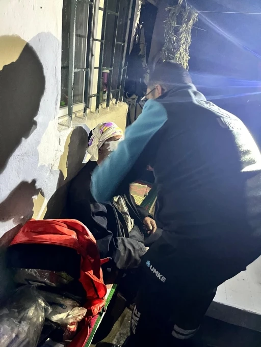Kars&rsquo;ta UMKE zorlu araziyi aştı; Yaylada yaralanan 81 yaşındaki vatandaş kurtarıldı

