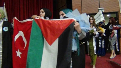 Kars’ta üniversite öğrencilerin mezuniyet sevinci
