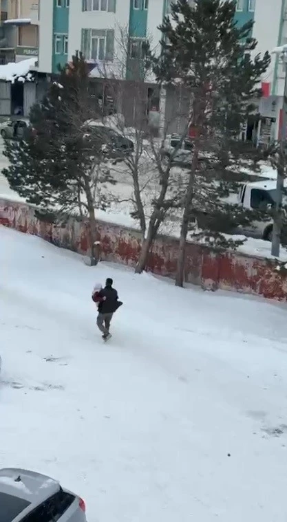 Kars&rsquo;ta vefa dolu g&ouml;r&uuml;nt&uuml;: Hasta annesini kucağında taşıdı
