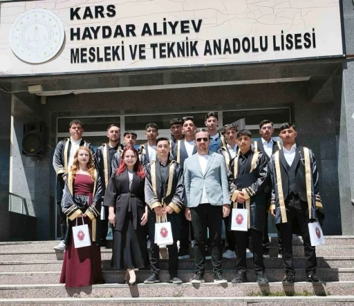 Kars&rsquo;ta Veteriner Sağlık Teknisyenleri mezuniyet sevinci yaşadı
