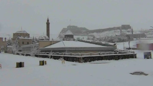 Kars&rsquo;ta yer g&ouml;k beyaz: Kar kalınlığı 30 santimi aştı
