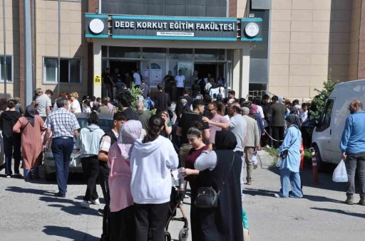 Kars&rsquo;ta YKS heyecanı: Binlerce aday &uuml;niversite hayali i&ccedil;in sınav merkezlerine akın etti
