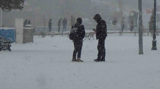 Kars&rsquo;ta yoğun kar yağışı: Vatandaşlar kar altında halay &ccedil;ekti
