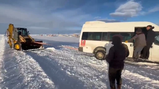 Kars&rsquo;ta yolda mahsur kalan &ouml;ğrencilerin imdadına ekipler yetişti
