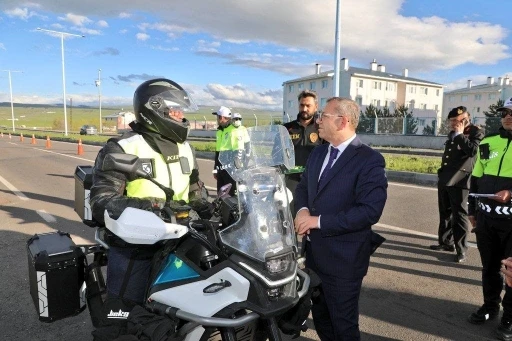 Kars Valisi Ziya Polat&rsquo;tan bayram mesaisindeki polis ekiplerine ziyaret
