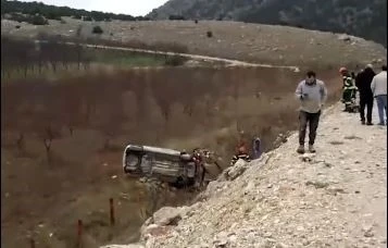 Karşı şeride ge&ccedil;en otomobil şarampole yuvarlandı
