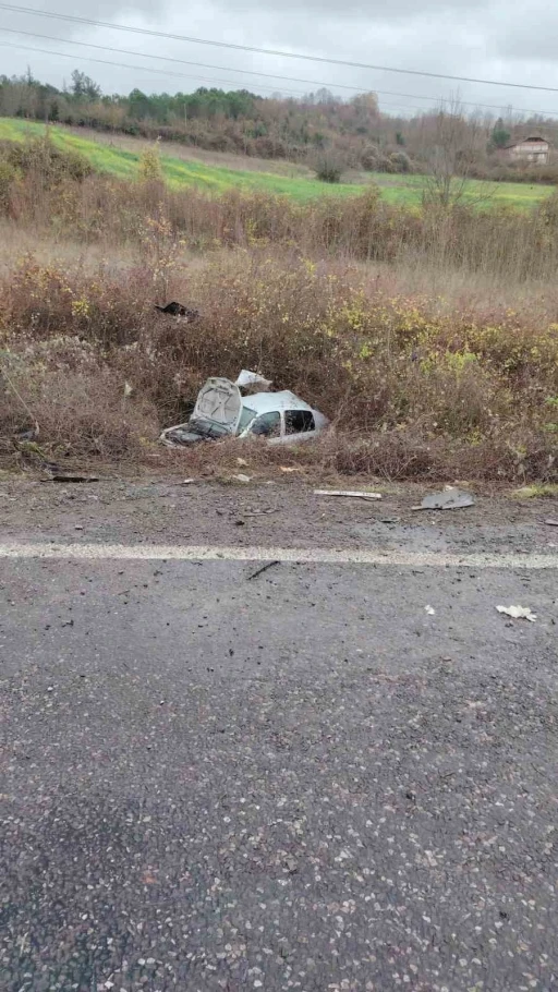 Karşı şeride ge&ccedil;en otomobil ticari ara&ccedil;la &ccedil;arpıştı: 1 yaralı
