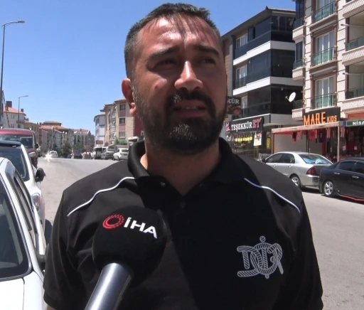 Karşı yola geçmeye çalışan anne ile çocuğa otomobil çarptı
