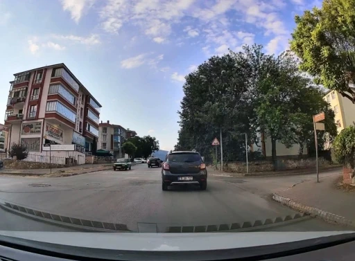 Karşı y&ouml;nden gelen ara&ccedil;lara rağmen sollama yapan s&uuml;r&uuml;c&uuml; kamerada
