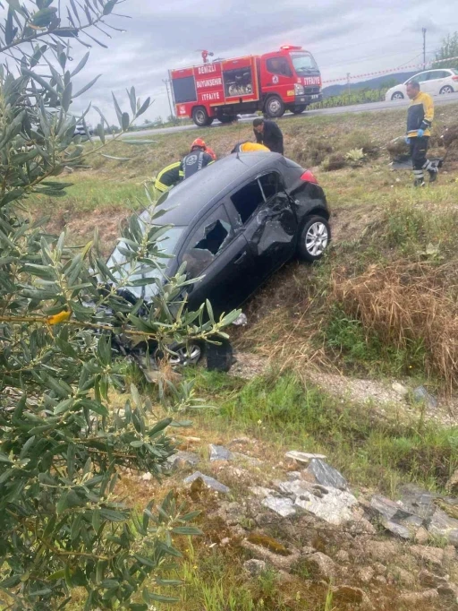 Karşı yönden gelen iki araç kafa kafaya çarpıştı: 4 yaralı
