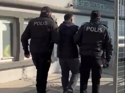 &rsquo;Karşılıksız &ccedil;ek&rsquo; firarisi Konak&rsquo;ta yakalandı
