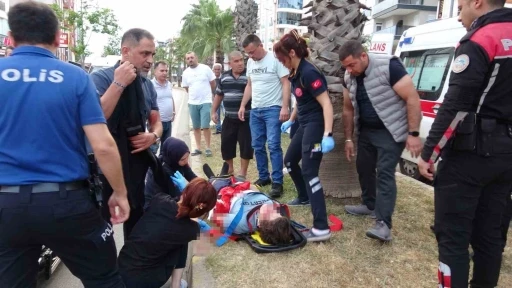 Karşıya ge&ccedil;meye &ccedil;alışan gence otomobil &ccedil;arptı, kız arkadaşı ve annesi sinir krizi ge&ccedil;irdi
