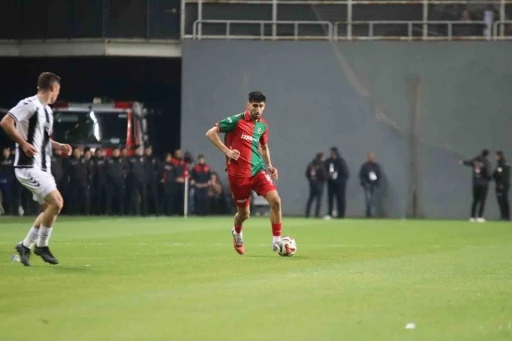 Karşıyaka&rsquo;da Erhan &Ouml;zt&uuml;rk, 7 goll&uuml;k katkıyla d&ouml;nd&uuml;
