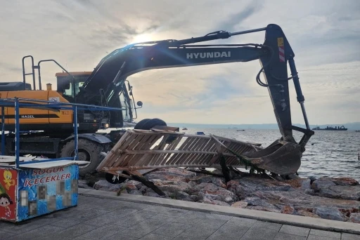 Karşıyaka’daki kaçak iskeleler yıkılıyor
