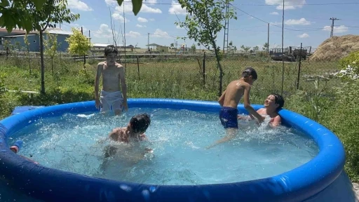 Karslı &ccedil;ocuklar har&ccedil;lıklarını birleştirdi, hayallerine y&uuml;zd&uuml;
