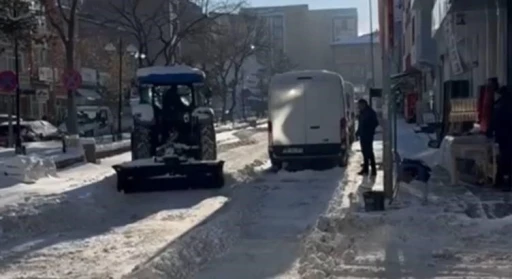 Karsta esnaf karla m&uuml;cadeleye satış yaptığı trakt&ouml;rlerle destek verdi
