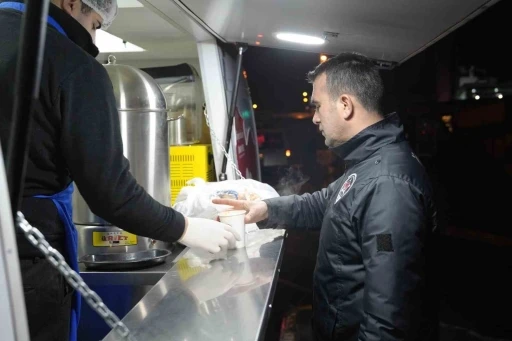 Kartal Belediyesi&rsquo;nden vatandaşlara sıcak &ccedil;orba ikramı
